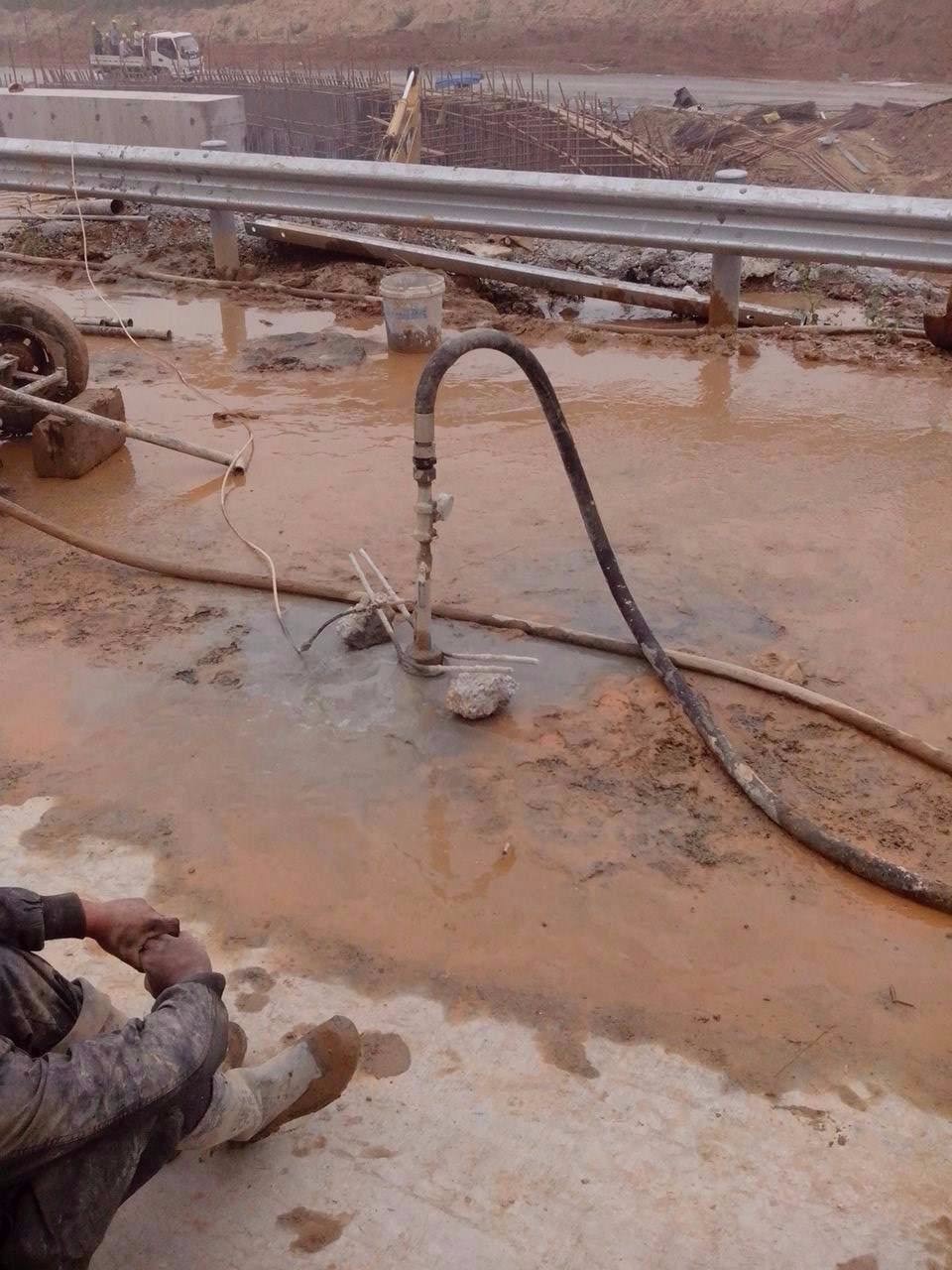 鹤峰路基压密注浆